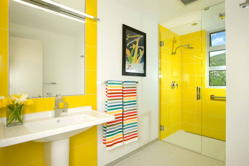 Izmantojot dzeltenu nokrāsu vannas istabā