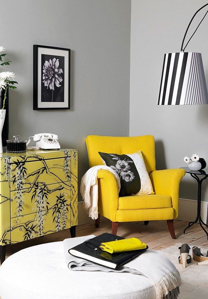 Žuta fotelja u kutu dnevne sobe