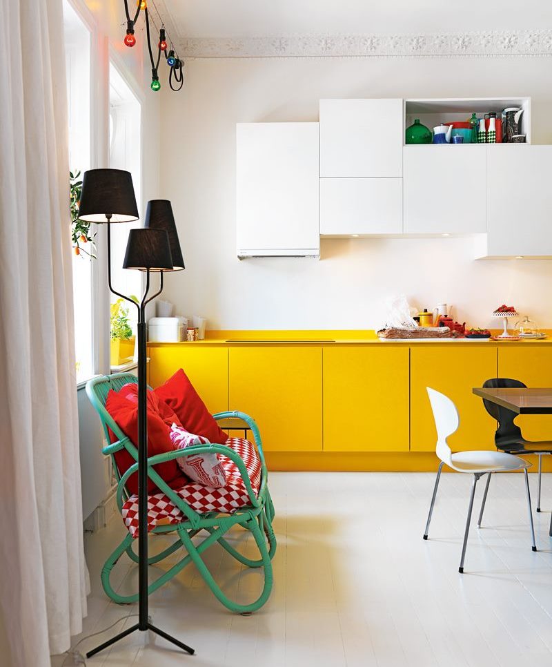 Fasad kuning dan putih set dapur