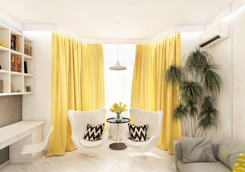 Cameră luminoasă cu perdele galbene