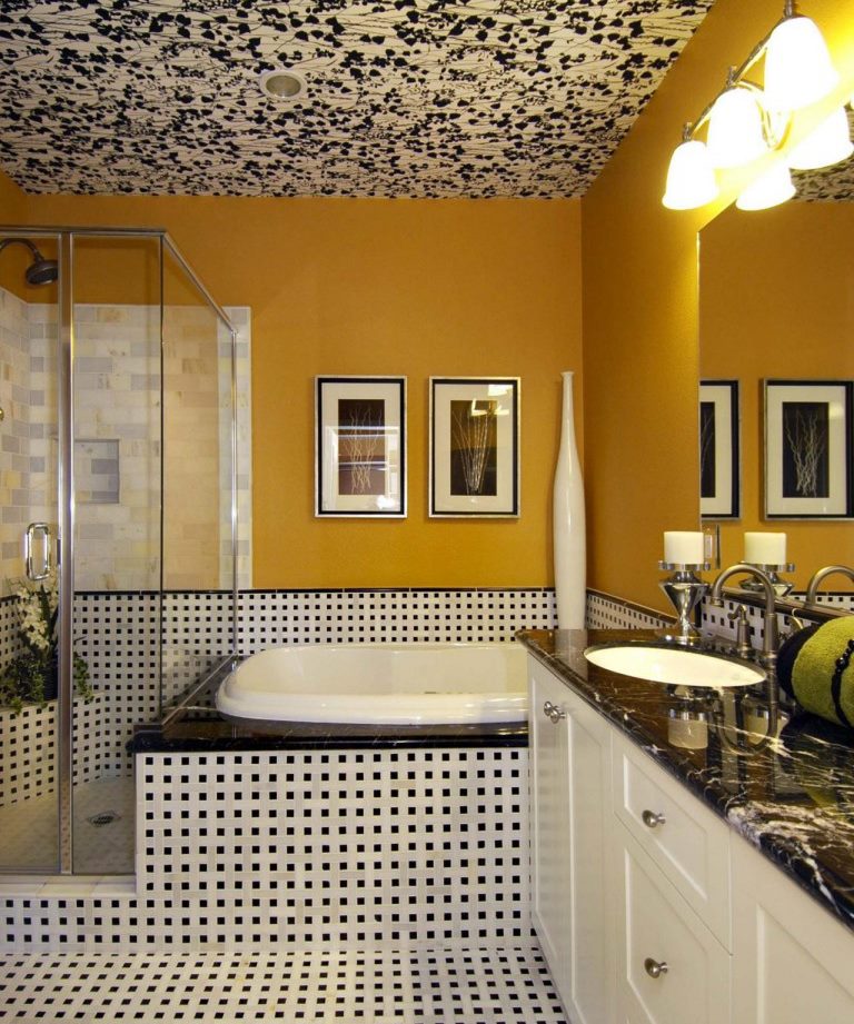 Vannas istabas sienu dekorēšana dzeltenā krāsā