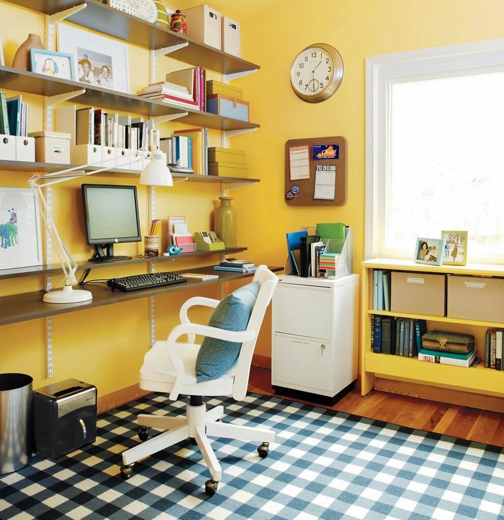 Mājas biroja interjers ar dzeltenām sienām