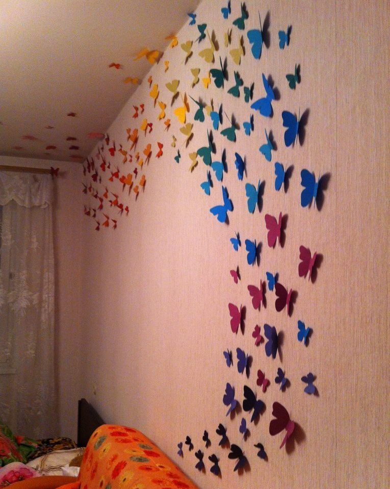Papírové motýly na stěně obývacího pokoje