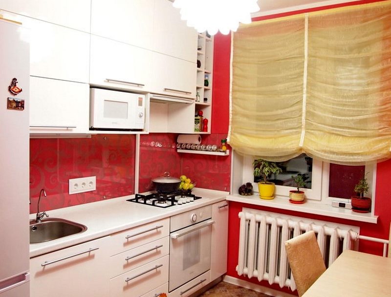 تصميم مطبخ صغير باللونين الأحمر والأبيض