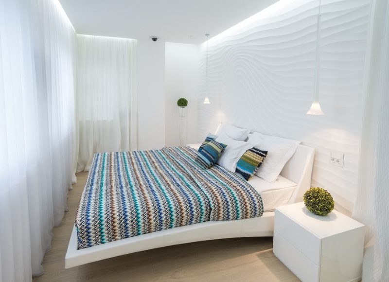 Тесен интериор на спалнята в бяло