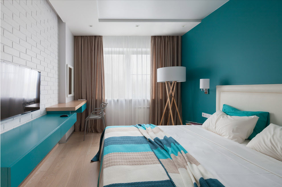 Turquoise muur in een langwerpige slaapkamer