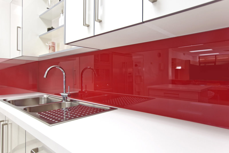 Rode acrylschort in witte keuken
