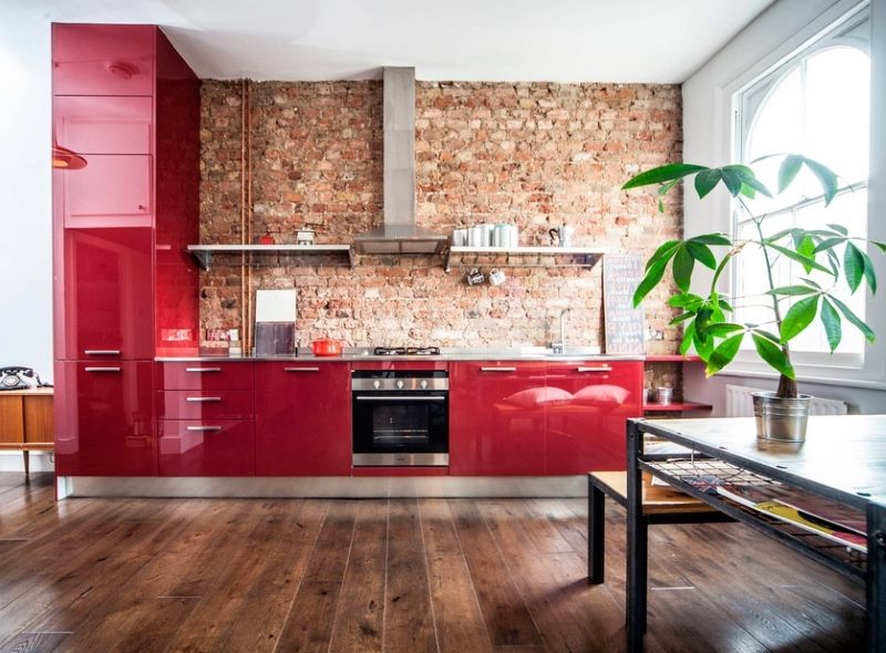 Interiorul bucătăriei roșu în stil mansardă