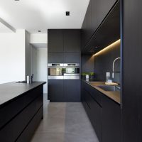Virtuves-dzīvojamās istabas darba zonas apgaismojums
