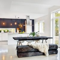 Mediniai baldai privataus namo virtuvės interjere
