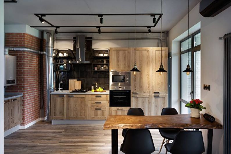Rūpnieciskā stila virtuves interjers ar melniem krēsliem