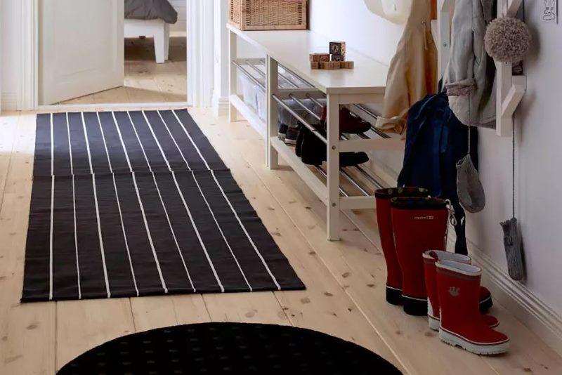 Черен килим с тесни бели ивици