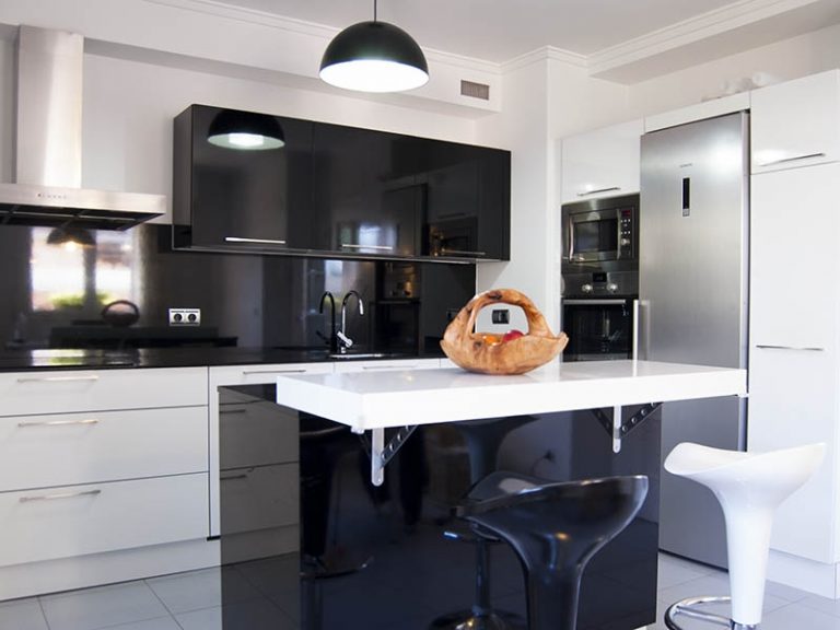 Puikus minimalistinės modernios virtuvės blizgesys