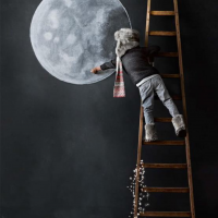 Zēns zīmē mēness uz savas istabas sienas