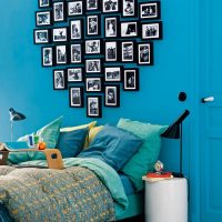 Modrá zeď s vašimi oblíbenými fotografiemi