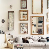 Sienu dekorēšana virs dīvāna spoguļiem