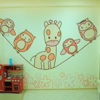 Hiasan dinding DIY di dalam bilik kanak-kanak