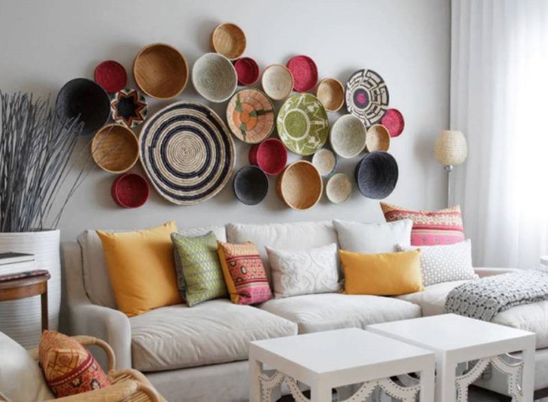 Virš sofos esančios sienos dekoravimas dekoratyvinėmis plokštėmis