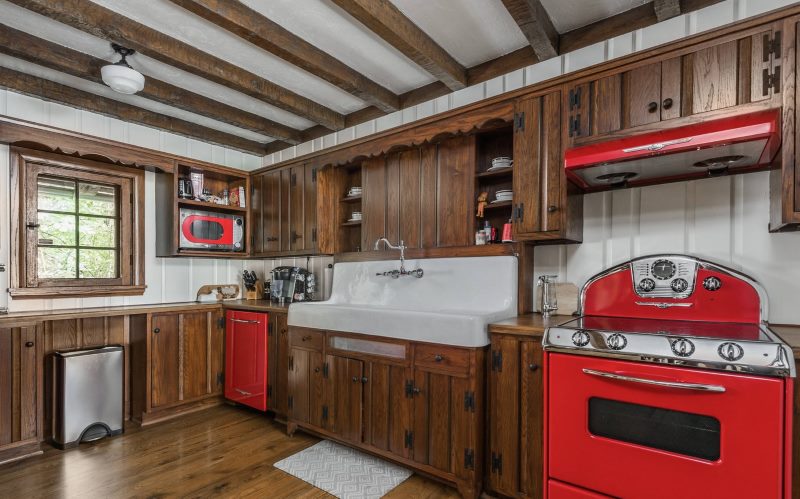 Bucătărie completă cu fațade din lemn natural
