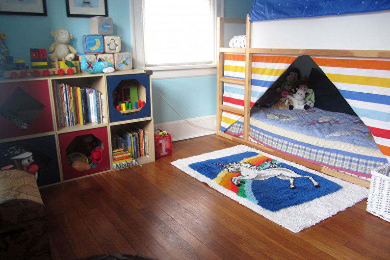 Medinės grindys iš lentų vaikų kambaryje