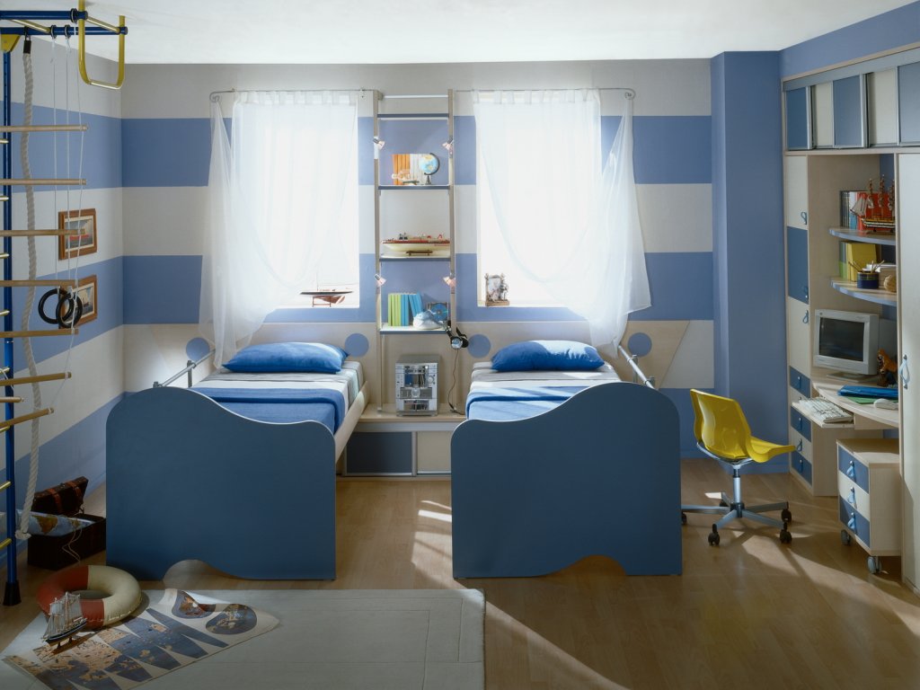 Pătuțuri albastre în camera comună