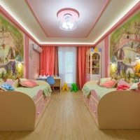 Cameră pentru două fete în culori roz