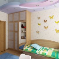 Kartoniniai drugeliai ant vaikų kambario sienos
