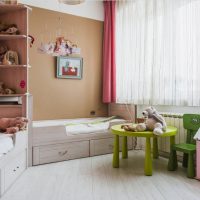Stol za igračke u dječjoj sobi