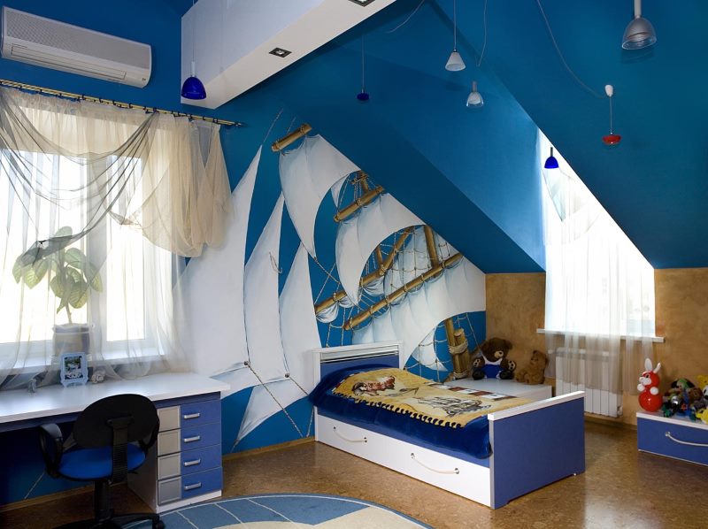 Modré stěny podkrovní místnosti