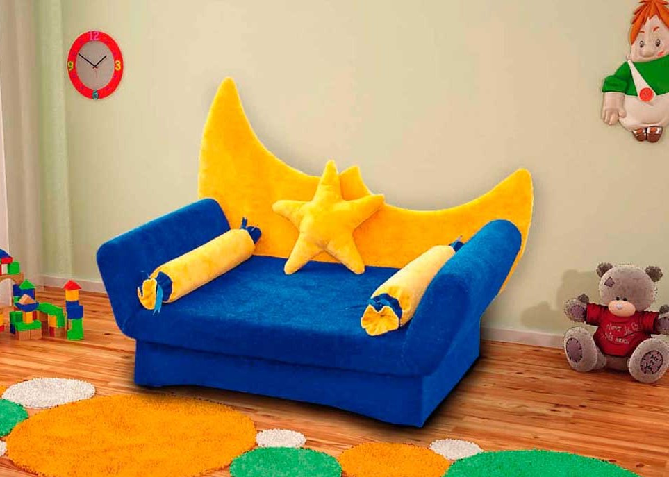 Mėlyna ir geltona sofa vaikų kambaryje
