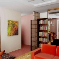 Červená pohovka v malém obývacím pokoji
