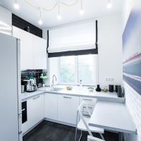 Светла кухня с бели стени
