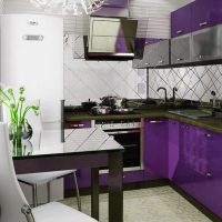 Virtuves komplekts ar purpursarkanām fasādēm