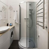 Cabină de duș într-o baie mică