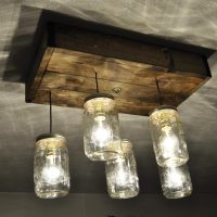 Lampa din borcane de sticlă și lemn