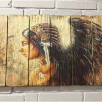 Panou din lemn reprezentând un indian