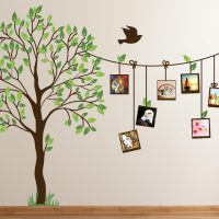 Zeď v dětském pokoji s malovaným stromem