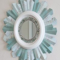 Rám pro malé zrcadlo vyrobené z papíru