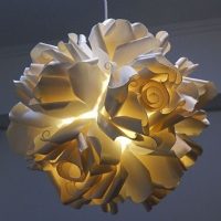 Dekorativní lampa z jejich papírových růží