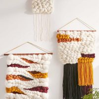 Ciondoli decorativi realizzati in filo di lana