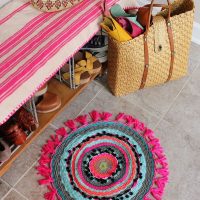 Covor tricotat colorat pe podea ceramică
