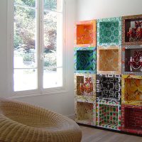 Regál lepenkových krabic v interiéru obývacího pokoje