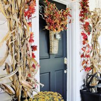 Menghias pintu depan dengan tumbuhan kering