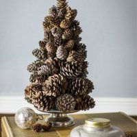 Dekorativno božićno drvce od borovih stožaca