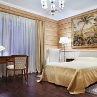 Bilik tidur di sebuah rumah yang diperbuat daripada kayu dalam gaya klasik