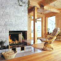 Mooie fauteuil gemaakt van hout