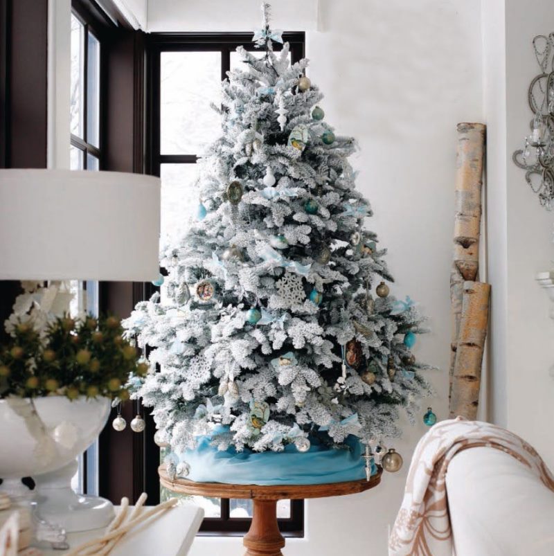 Malý vánoční strom na kulatý dřevěný stůl