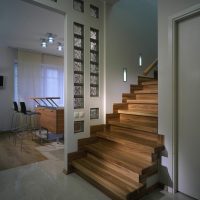 Koridoriaus dizainas su mediniais laiptais.