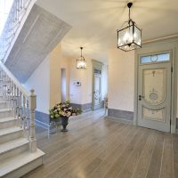 Pilkos laminato grindys privataus namo prieškambaryje