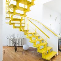 Geltoni spiraliniai laiptai